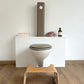 Tabouret en bois verni avec poignées