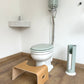 Tabouret en bois verni avec poignées